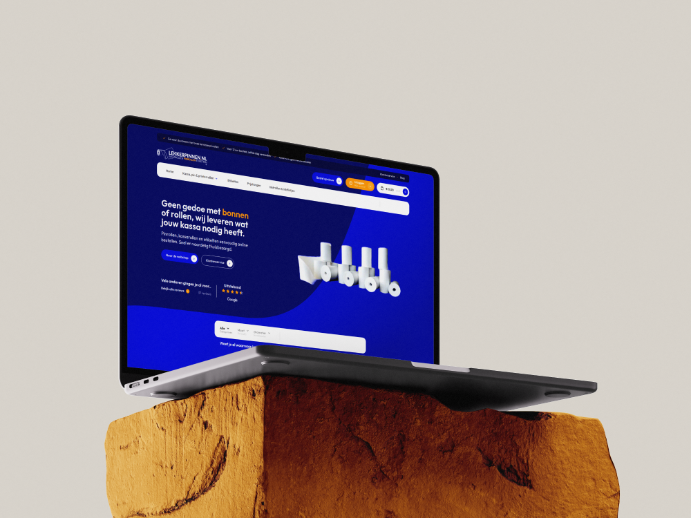Webshop van Lekkerpinnen.nl voor kassabonnen en papierrollen weergegeven op een laptop