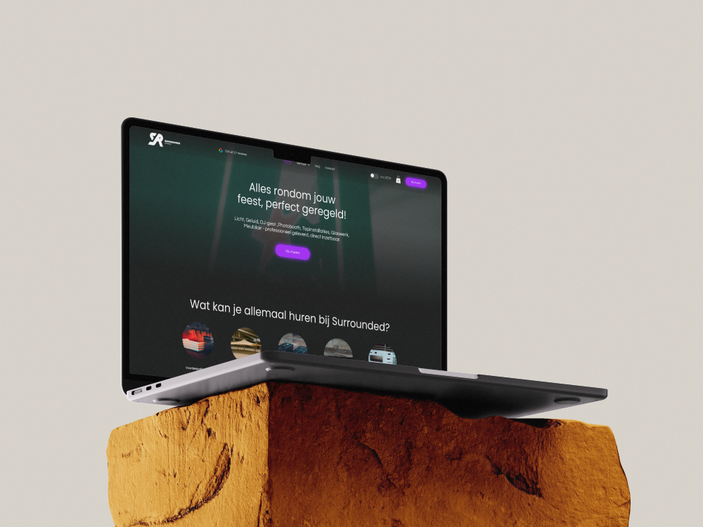 Website van Surrounded Eventservice weergegeven op een laptop