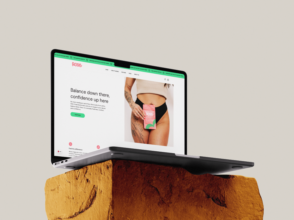 Webshop van Rose Supplements weergegeven op een laptop