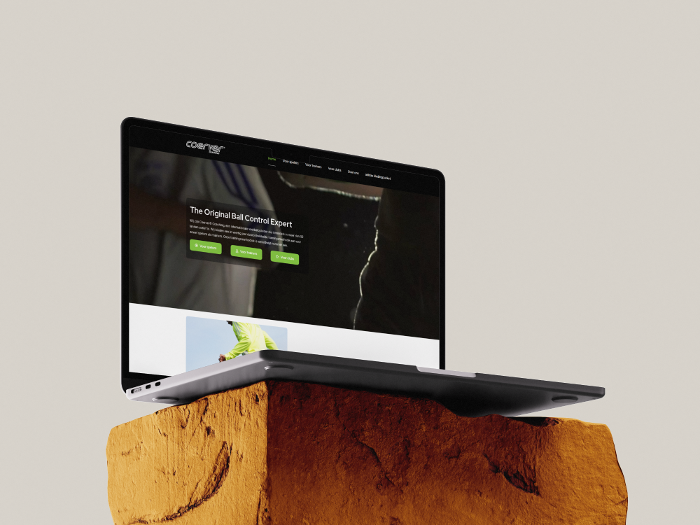 Website van Coerver Coaching weergegeven op een laptop