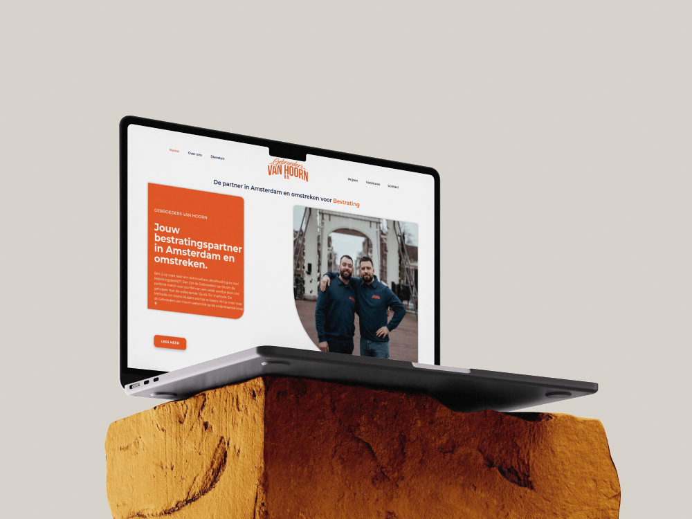 Website van Gebroeders van Hoorn voor bestrating, weergegeven op een laptop
