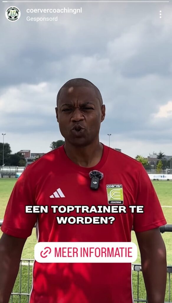 Instagram-advertentie van Coerver Coaching met een voetbaltrainer en een oproep om toptrainer te worden