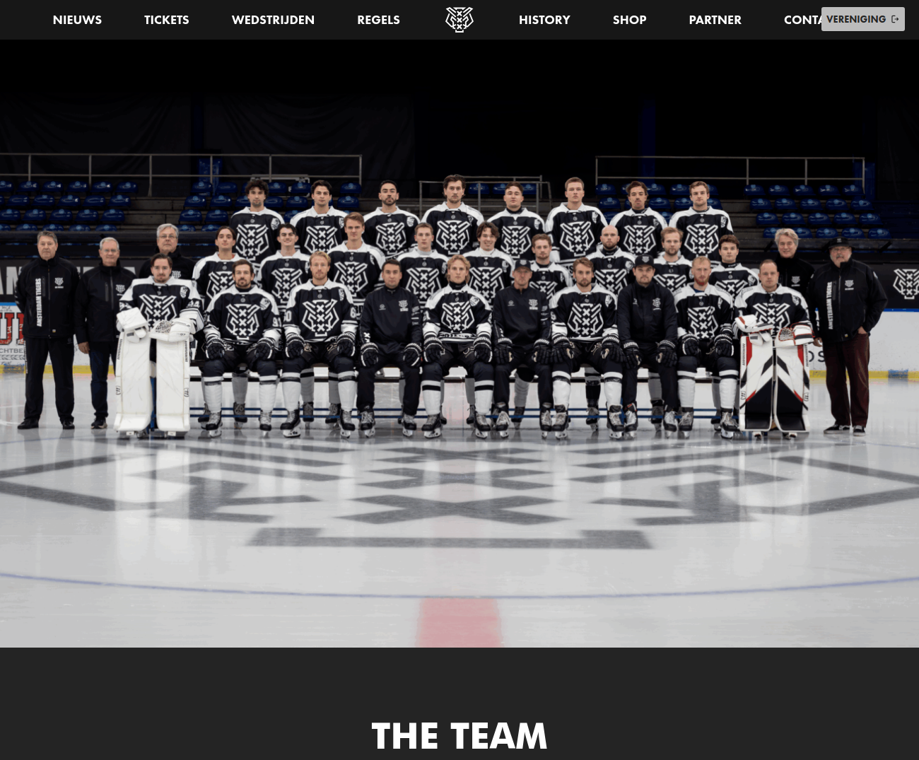 Website van Amsterdam Tigers met een groepsfoto van het ijshockeyteam